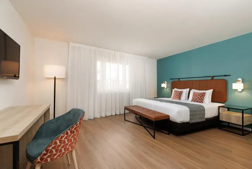Bright double bedroom at Exe Vienna Hotel